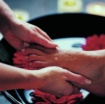 Уход за ногами: ванны для ног, массаж, средства от потливости ног